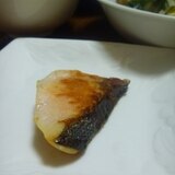 フライパンで焼く　塩鮭